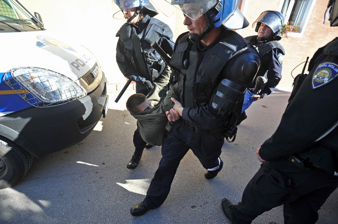 Zadar, 081112
Unatoc brojnim prosvjedima danas oko je oko 10h iz stana u zadarskoj cetvrti Arbanasi delozirana obitelj Vukic. Ulaz su svojim tijelima blokirali clanovi obitelji te njihovi prijatelji koje je policija bez otpora za ruke i noge odnijela u po Zadar, 081112
Unatoc brojnim prosvjedima danas oko je oko 10h iz stana u zadarskoj cetvrti Arbanasi delozirana obitelj Vukic. Ulaz su svojim tijelima blokirali clanovi obitelji te njihovi prijatelji koje je policija bez otpora za ruke i noge odnijela u po