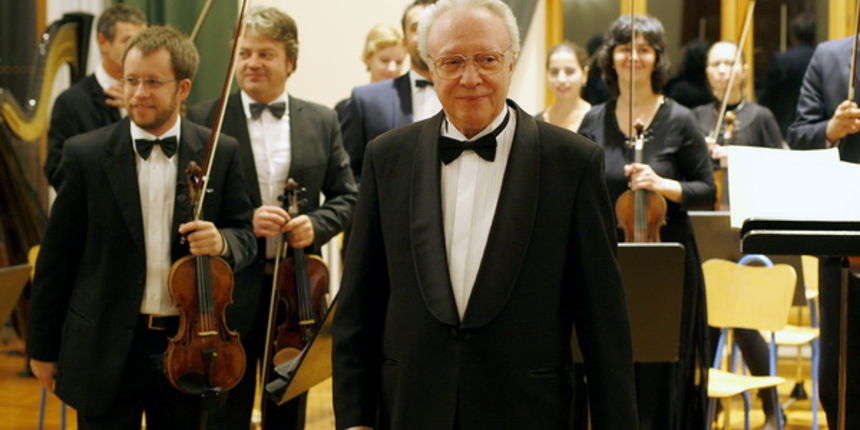 Zadar, 191009.
Svecana dvorana Zadarskog sveucilista.
Zadarski komorni orkestar odrzao je koncert povodom proslave 75. godine zivota mo. Pavla Despalja.
Na slici: Pavle Despalj.
Foto: Jure Miskovic / CROPIX Zadar, 191009.
Svecana dvorana Zadarskog sveucilista.
Zadarski komorni orkestar odrzao je koncert povodom proslave 75. godine zivota mo. Pavla Despalja.
Na slici: Pavle Despalj.
Foto: Jure Miskovic / CROPIX