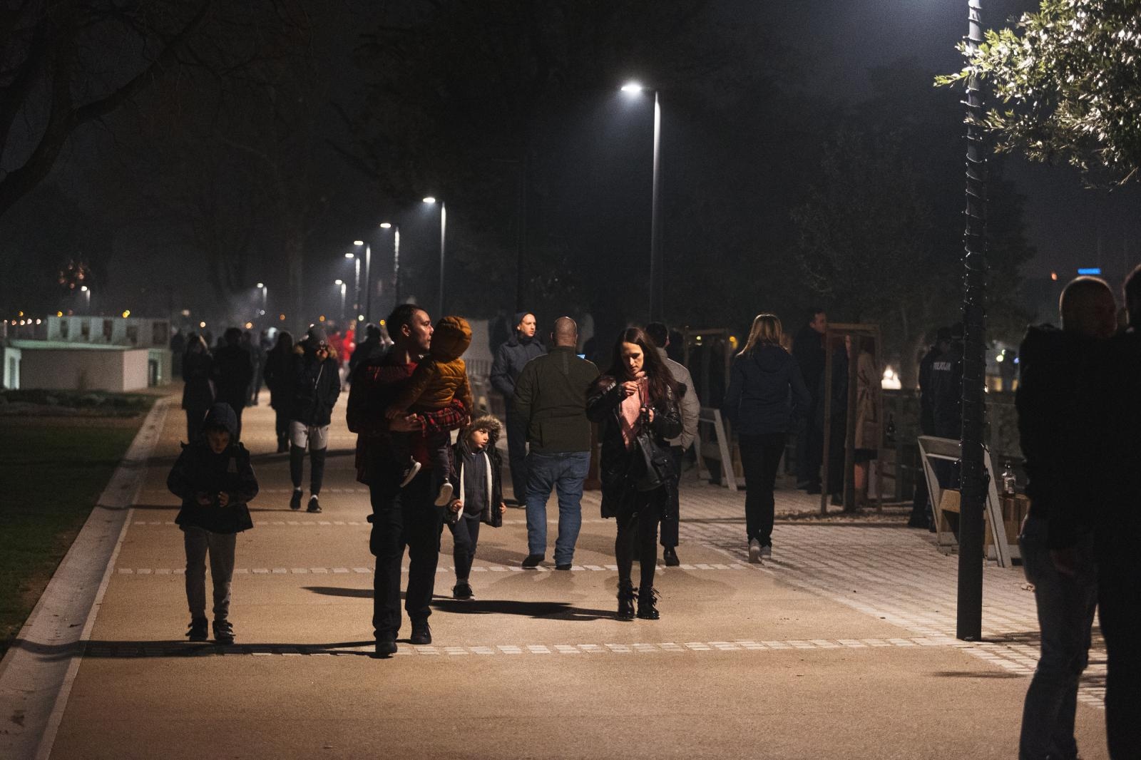 Građani na ulicama Zadra poštujući mjere dočekali 2021. godinu