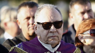 Skabrnja, 181111.
20. obljetnica stradanja Skabrnje. U Skabrnji je uz govore na trgu ispred crkve odrzano i polaganje vijenaca na groblju. Na slici msngr Milivoj Bolobanic.
Foto: Jure Miskovic / CROPIX Skabrnja, 181111.
20. obljetnica stradanja Skabrnje. U Skabrnji je uz govore na trgu ispred crkve odrzano i polaganje vijenaca na groblju. Na slici msngr Milivoj Bolobanic.
Foto: Jure Miskovic / CROPIX