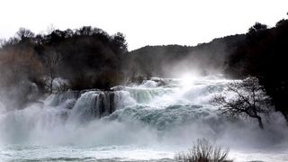 Vjetar raznoseći vodenu pjenu i sitne kapljice stvara poseban ugođaj u NP Krka