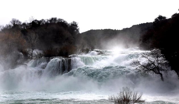 Vjetar raznoseći vodenu pjenu i sitne kapljice stvara poseban ugođaj u NP Krka