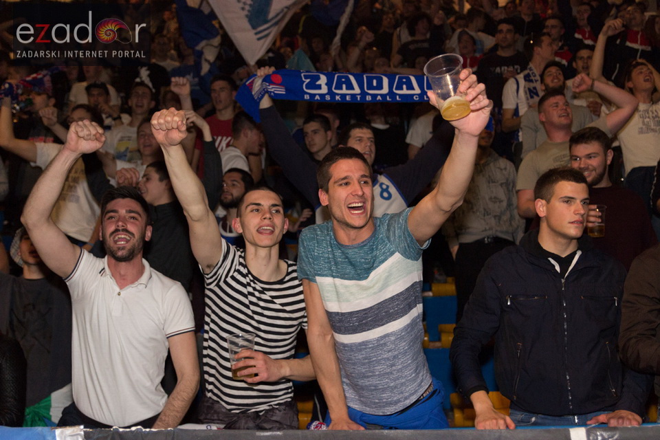 Humanitarno gledanje utakmice Zadar-Cibona (85-84) u Jazinama Humanitarno gledanje utakmice Zadar-Cibona (85-84) u Jazinama