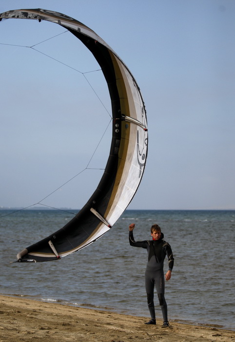 Nin, 150111.
Clanovi Kiteboarding kluba Spinaker iz Zadra na ninskoj plazi Zdrijac.
Foto: Jure Miskovic / CROPIX