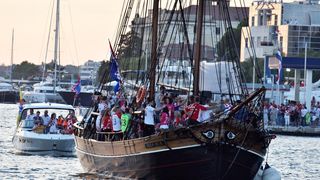 Svečani doček zadarskih Vatrenih: Jedrenjakom Branimir plovili od Gradskog mosta do gata na zadarskoj rivi