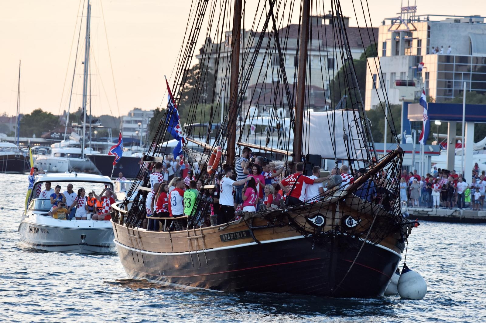 Svečani doček zadarskih Vatrenih: Jedrenjakom Branimir plovili od Gradskog mosta do gata na zadarskoj rivi