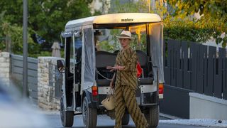 Kylie Minogue viđena kako u opuštenom izdanju izlazi iz luksuzne vile u Rovinju