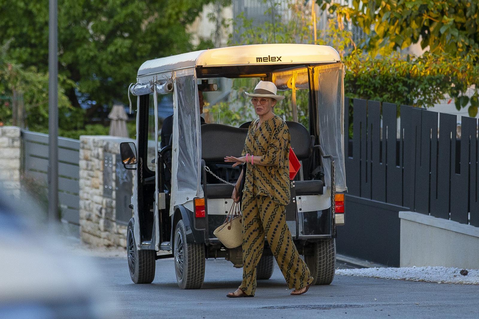Kylie Minogue viđena kako u opuštenom izdanju izlazi iz luksuzne vile u Rovinju