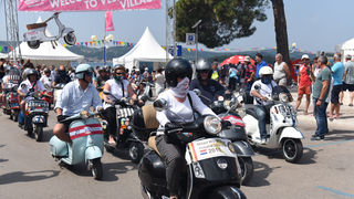 Spektakularni defile vespaša, foto: Vinko Pešić Spektakularni defile vespaša, foto: Vinko Pešić
