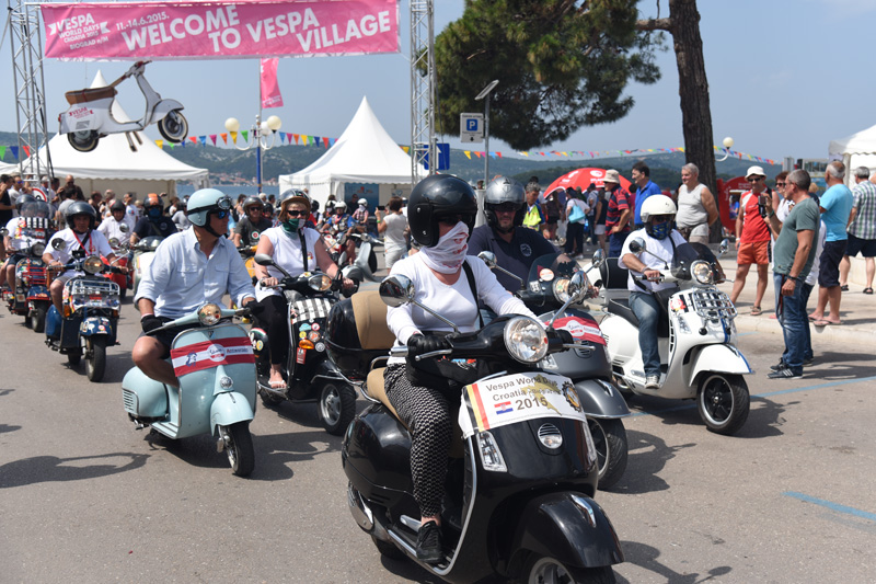 Spektakularni defile vespaša, foto: Vinko Pešić Spektakularni defile vespaša, foto: Vinko Pešić