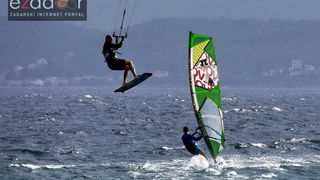 Guštanje surfera u jakom jugu Guštanje surfera u jakom jugu
