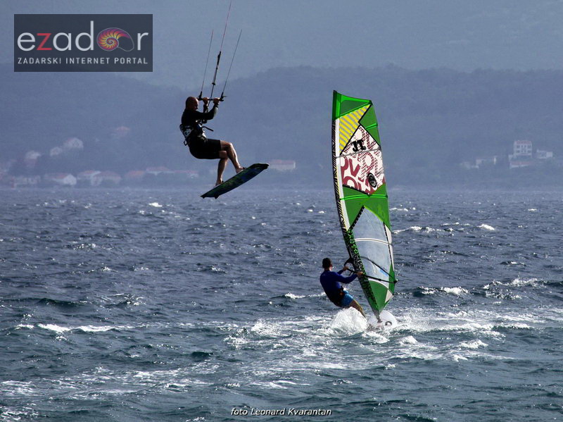 Guštanje surfera u jakom jugu Guštanje surfera u jakom jugu