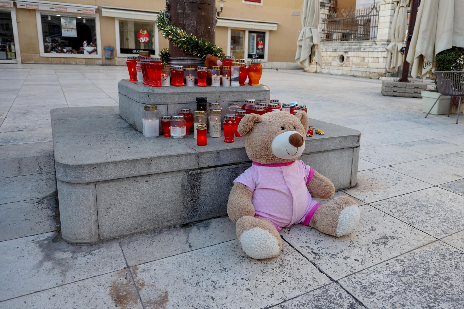 Zadrani zapalili svijeće za dječaka stradalog u zagrebačkoj osnovnoj školi