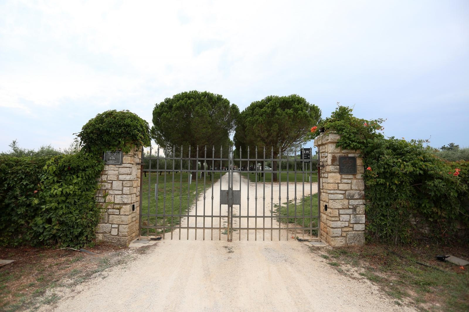 Bale: Franka i Vedran stigli s uzvanicima u stanciju Meneghetti na proslavu vjančanja