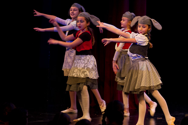 Plesna čestitka Zadarskog plesnog ansambla, Foto: Leo Banić Plesna čestitka Zadarskog plesnog ansambla, Foto: Leo Banić