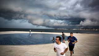 Opis  30.07.2014., Zadar – Ciklona Melisa jutros je na zadarsko podrucje donijela snazno nevrijeme praceno kisom i grmljavinom. Photo: Filip Brala/PIXSELL Autor  Filip Brala/PIXSELL Ključne riječi  ciklona, melisa, fronta, kisa, nevrijeme