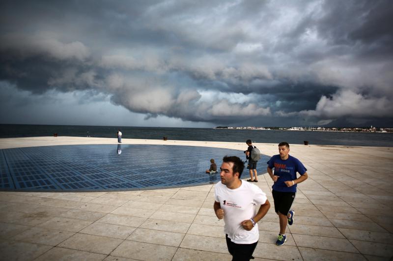 Opis  30.07.2014., Zadar – Ciklona Melisa jutros je na zadarsko podrucje donijela snazno nevrijeme praceno kisom i grmljavinom. Photo: Filip Brala/PIXSELL Autor  Filip Brala/PIXSELL Ključne riječi  ciklona, melisa, fronta, kisa, nevrijeme