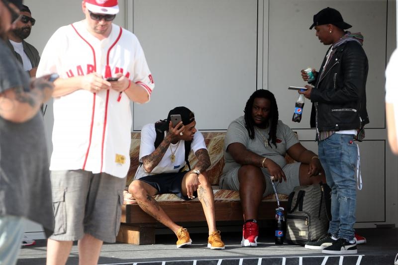 Novalja: Chris Brown zabavlja se u backstageu prije nastupa na Fresh island festivalu