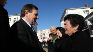 Zadar, 111212.
Policijska uprava zadarska. 
Nakon zahvale generalu Anti Gotovini, Zadrani su danas odali priznanje i ratnom zapovjedniku postrojbi specijalne policije Mladenu Markacu. General Markac najprije je obisao spomen sobu u prostorijama Policijske