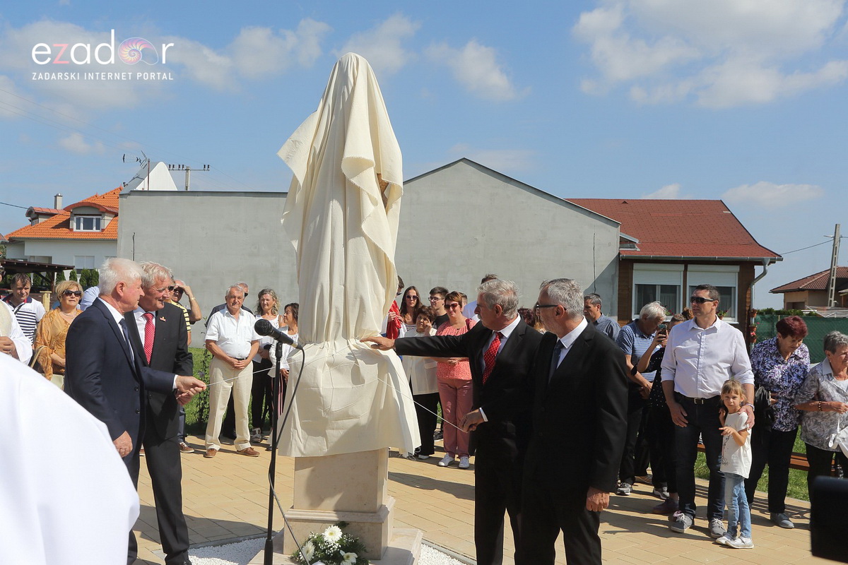 Bibinjci gradišćanskim Hrvatima darovali 1.82 metara visok kip sv. Roka Bibinjci gradišćanskim Hrvatima darovali 1.82 metara visok kip sv. Roka