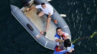 30.06.2013., Zadar – Povodom ulaska Republike Hrvatske u Europsku uniju mladic i djevojka skocili su s Maslenickog mosta sa zastavom Europske unije, dok je mladi Britanac skocio sa hrvatskom zastavom. Photo: Filip Brala/PIXSELL Autor  Filip Brala/PIXSEL