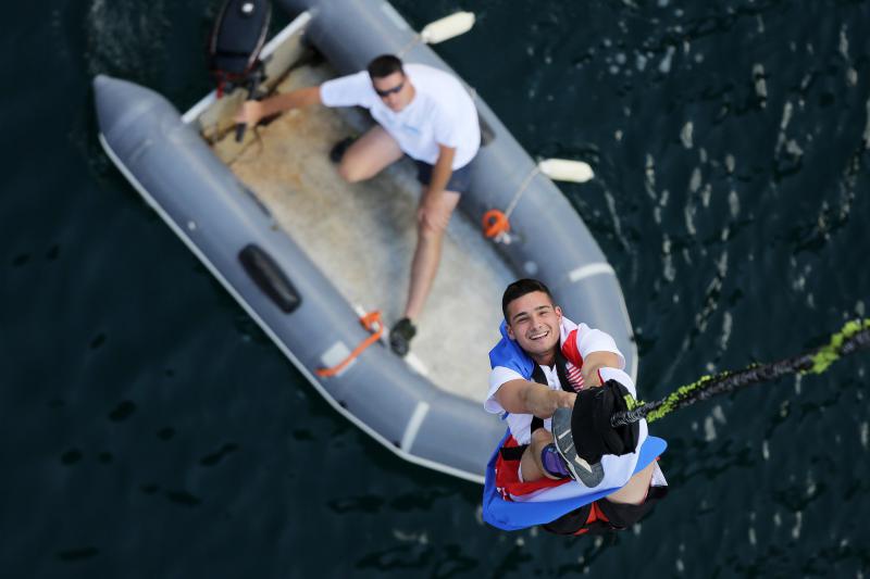 30.06.2013., Zadar – Povodom ulaska Republike Hrvatske u Europsku uniju mladic i djevojka skocili su s Maslenickog mosta sa zastavom Europske unije, dok je mladi Britanac skocio sa hrvatskom zastavom. Photo: Filip Brala/PIXSELL Autor  Filip Brala/PIXSEL