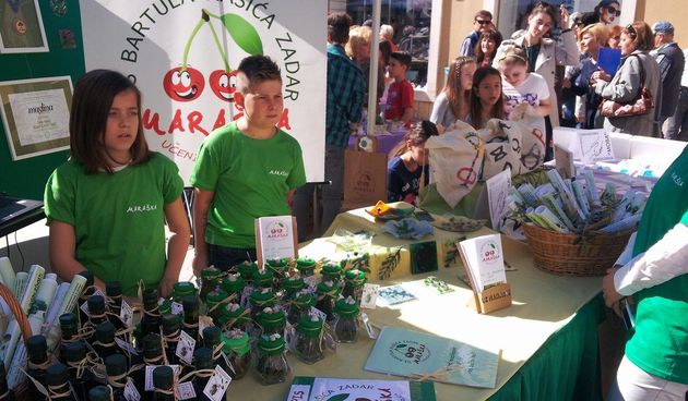 smotra učeničkih zadruga na Narodnom trgu; kreativnost na djelu; suveniri