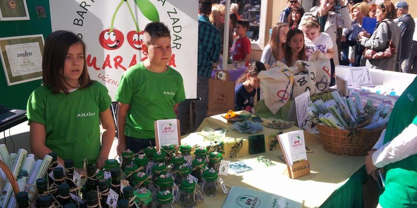 smotra učeničkih zadruga na Narodnom trgu; kreativnost na djelu; suveniri