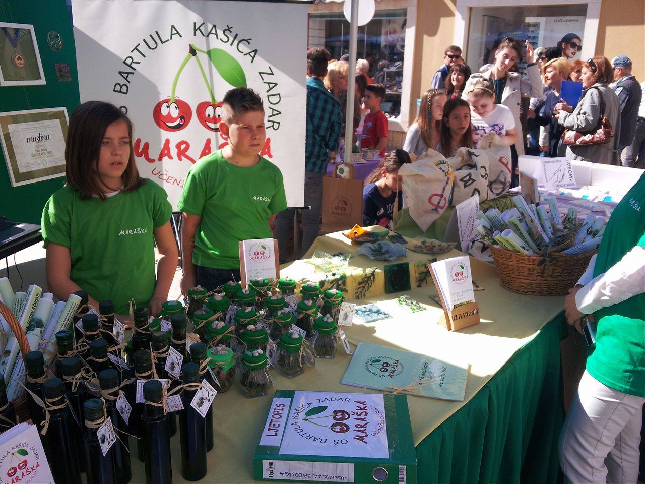 smotra učeničkih zadruga na Narodnom trgu; kreativnost na djelu; suveniri