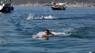 Zadar, 040812.
Jutros je u organizaciji plivackog kluba Zadar odrzan 40. plivacki maraton Preko – Zadar. Ukupno je prijavljeno 94 maratonca od kojih je 64 iz Zadra, a cak njih 28 je mladjih od 15 godina.
Na slici: pobjednik Roko Copac iz Splita.
Foto: J Zadar, 040812.
Jutros je u organizaciji plivackog kluba Zadar odrzan 40. plivacki maraton Preko – Zadar. Ukupno je prijavljeno 94 maratonca od kojih je 64 iz Zadra, a cak njih 28 je mladjih od 15 godina.
Na slici: pobjednik Roko Copac iz Splita.
Foto: J