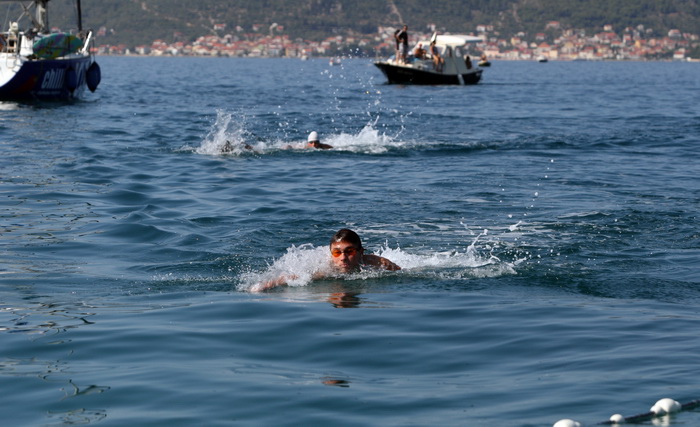 Zadar, 040812.
Jutros je u organizaciji plivackog kluba Zadar odrzan 40. plivacki maraton Preko – Zadar. Ukupno je prijavljeno 94 maratonca od kojih je 64 iz Zadra, a cak njih 28 je mladjih od 15 godina.
Na slici: pobjednik Roko Copac iz Splita.
Foto: J Zadar, 040812.
Jutros je u organizaciji plivackog kluba Zadar odrzan 40. plivacki maraton Preko – Zadar. Ukupno je prijavljeno 94 maratonca od kojih je 64 iz Zadra, a cak njih 28 je mladjih od 15 godina.
Na slici: pobjednik Roko Copac iz Splita.
Foto: J