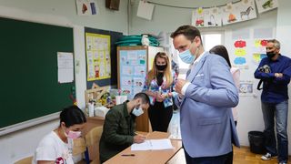 Kandidat za gradonačelnika Marko Vučetić i kandidat za župana Božidar Longin izašli na birališta Kandidat za gradonačelnika Marko Vučetić i kandidat za župana Božidar Longin izašli na birališta