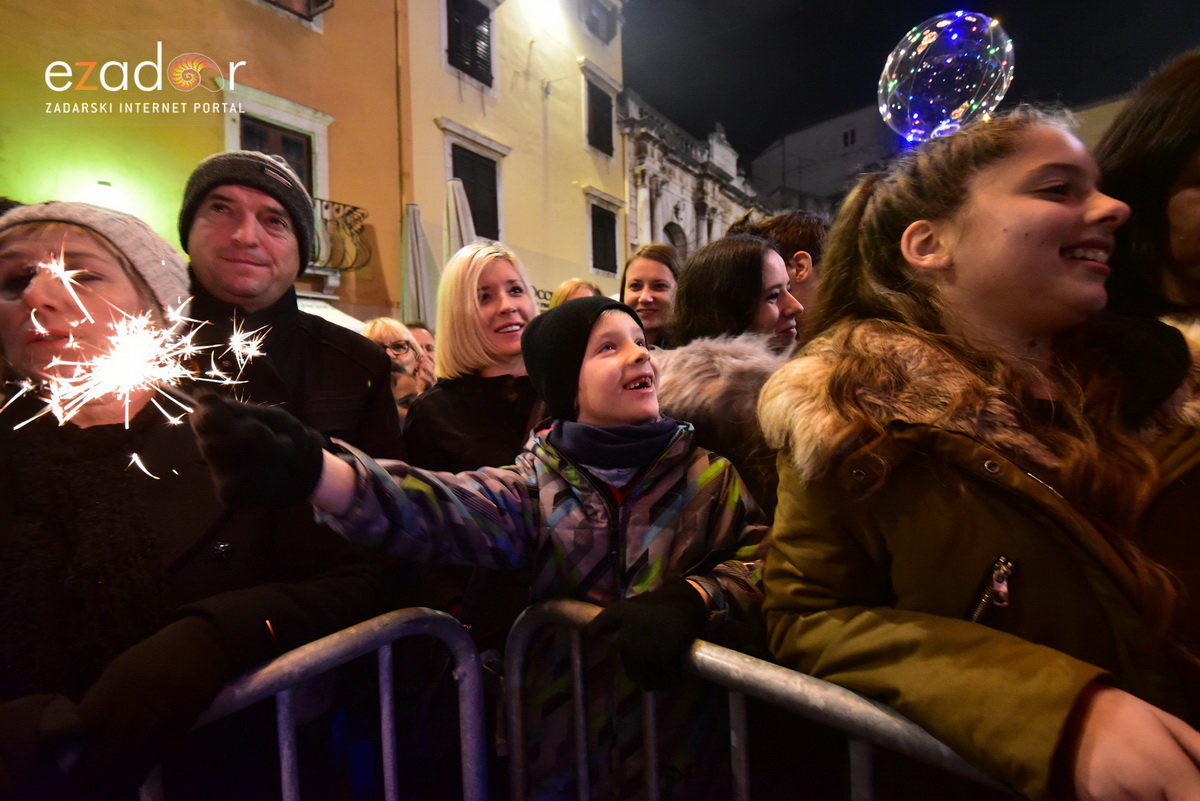 Tisuće Zadrana uživalo na krcatom Narodnom trgu i Tgu Petra Zoranića uz Tomislava Bralića i klapu Intrade Tisuće Zadrana uživalo na krcatom Narodnom trgu i Tgu Petra Zoranića uz Tomislava Bralića i klapu Intrade