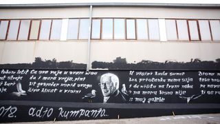 Veliki mural posvećen Oliveru Dragojeviću predstavljen uz bakljadu