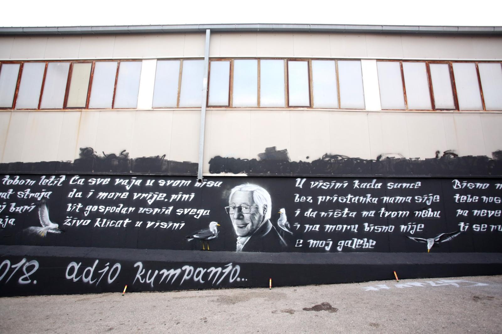 Veliki mural posvećen Oliveru Dragojeviću predstavljen uz bakljadu