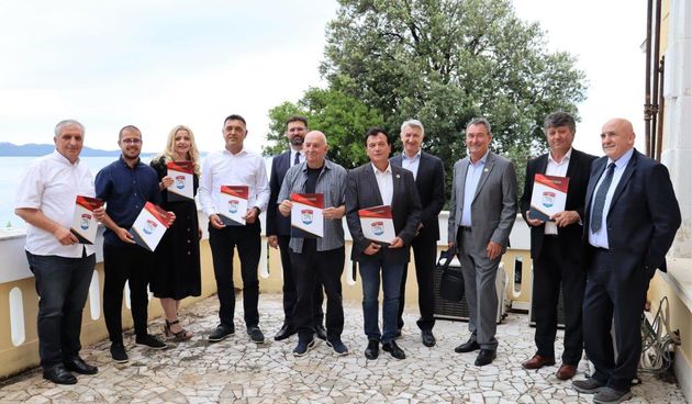 Primanjem u Domu županije uz dodjelu prigodnih zahvalnica svečano je obilježena 32. godišnjica osnutka i borbenog djelovanja 112. brigade Hrvatske vojske.