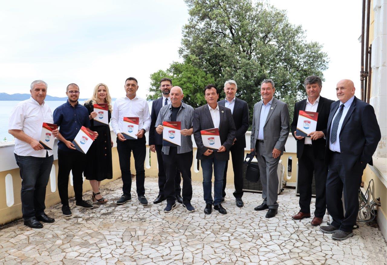 Primanjem u Domu županije uz dodjelu prigodnih zahvalnica svečano je obilježena 32. godišnjica osnutka i borbenog djelovanja 112. brigade Hrvatske vojske.