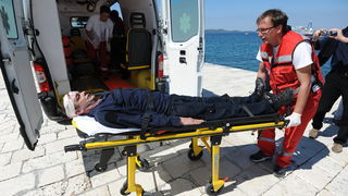 Zadar, 190413.
Pokazno-edukacijska vjezba spasavanja na moru “More i sigurnost” na moru ispred Morskih orgulja; sudjelovalo je 14 institucija (policija, vatrogasci, Crveni kriz, hitna pomoc, ronilacki klubovi…). Simuliran je pozar na Jadrolinijinom traj