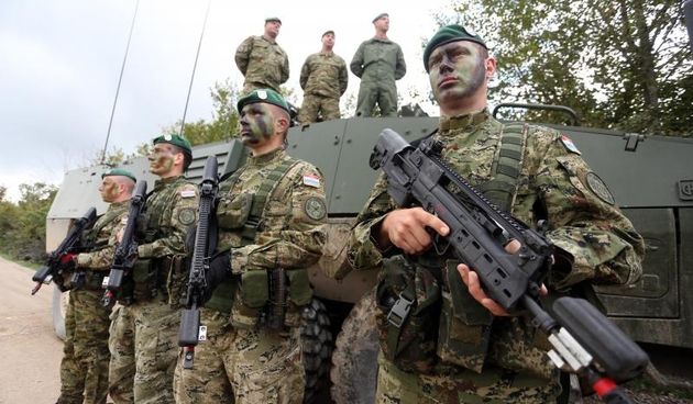 Na vojnom poligonu Eugen Kvaternik odrzava se medjunarodna vojna vjezba Immedaite response 16. Na slunjskom poligonu je 500 vojnika iz 10 zemalja. U cijeloj vojnoj vjezbi koja se paralelno odvija u Hrvatskoj i Sloveniji sudjeluje oko dvije tisuce vojnika