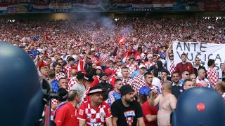 Nekoliko bijednih huligana baca baklje i topovski udar na utakmici između Hrvatske i Češke u Saint Etienneu. Photo: Sanjin Strukić/PIXSELL Nekoliko bijednih huligana baca baklje i topovski udar na utakmici između Hrvatske i Češke u Saint Etienneu. Photo: Sanjin Strukić/PIXSELL