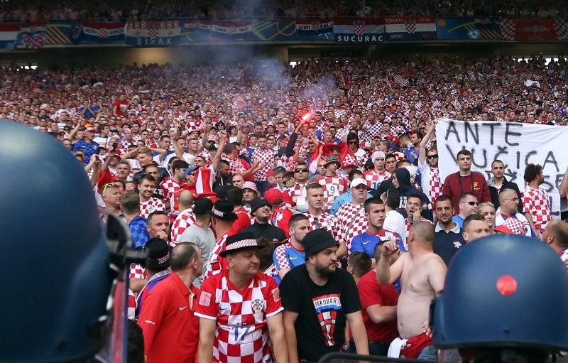 Nekoliko bijednih huligana baca baklje i topovski udar na utakmici između Hrvatske i Češke u Saint Etienneu. Photo: Sanjin Strukić/PIXSELL Nekoliko bijednih huligana baca baklje i topovski udar na utakmici između Hrvatske i Češke u Saint Etienneu. Photo: Sanjin Strukić/PIXSELL