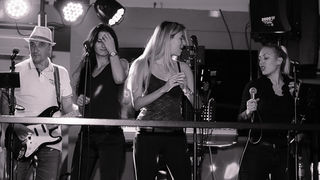 Toto i kraljice u Posh Pubu – foto Ivan Toman Toto i kraljice u Posh Pubu – foto Ivan Toman