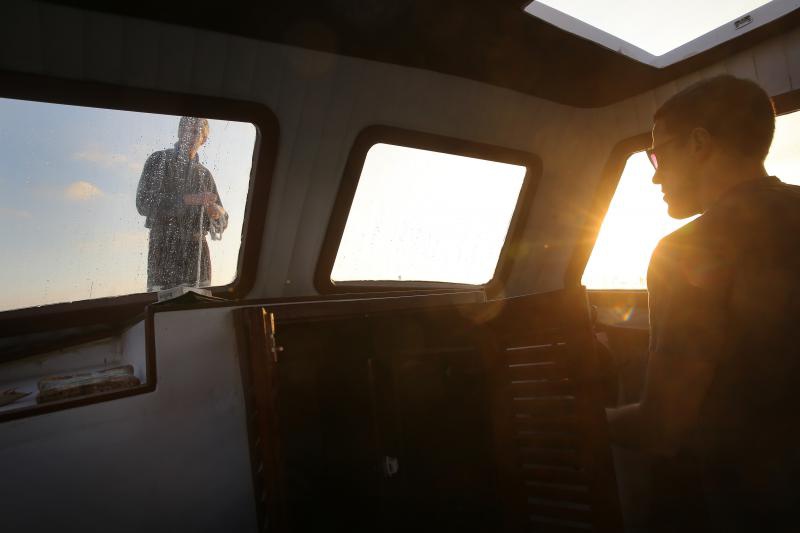 22.12.2013., Zadar – Neobicno toplo vrijeme za prve dane zime dodatni je poticaj za otisnuti se na more i uloviti koju lignju za Badnju vecer. Iako zbog oseke gotovo da nisu mogli isploviti, dva Privlacanca na nedjeljno poslijepodne udaljila su se od ob