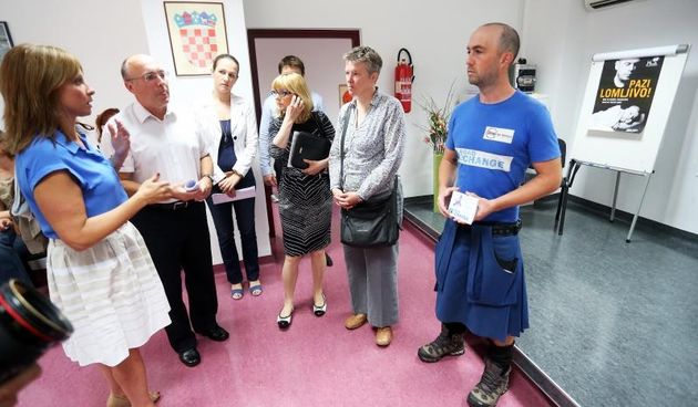 U posjetu Poliklinici za zastitu djece grada Zagreba dosao je skotski glumac i pisac Matthew McVarnish. Docekao ga je dr. med Domagoj Stimac s djelatnicima Hrabrog telefona. Matthew je dosao kako bi promovirao kampanju protiv seksualnog zlostavljanja djec