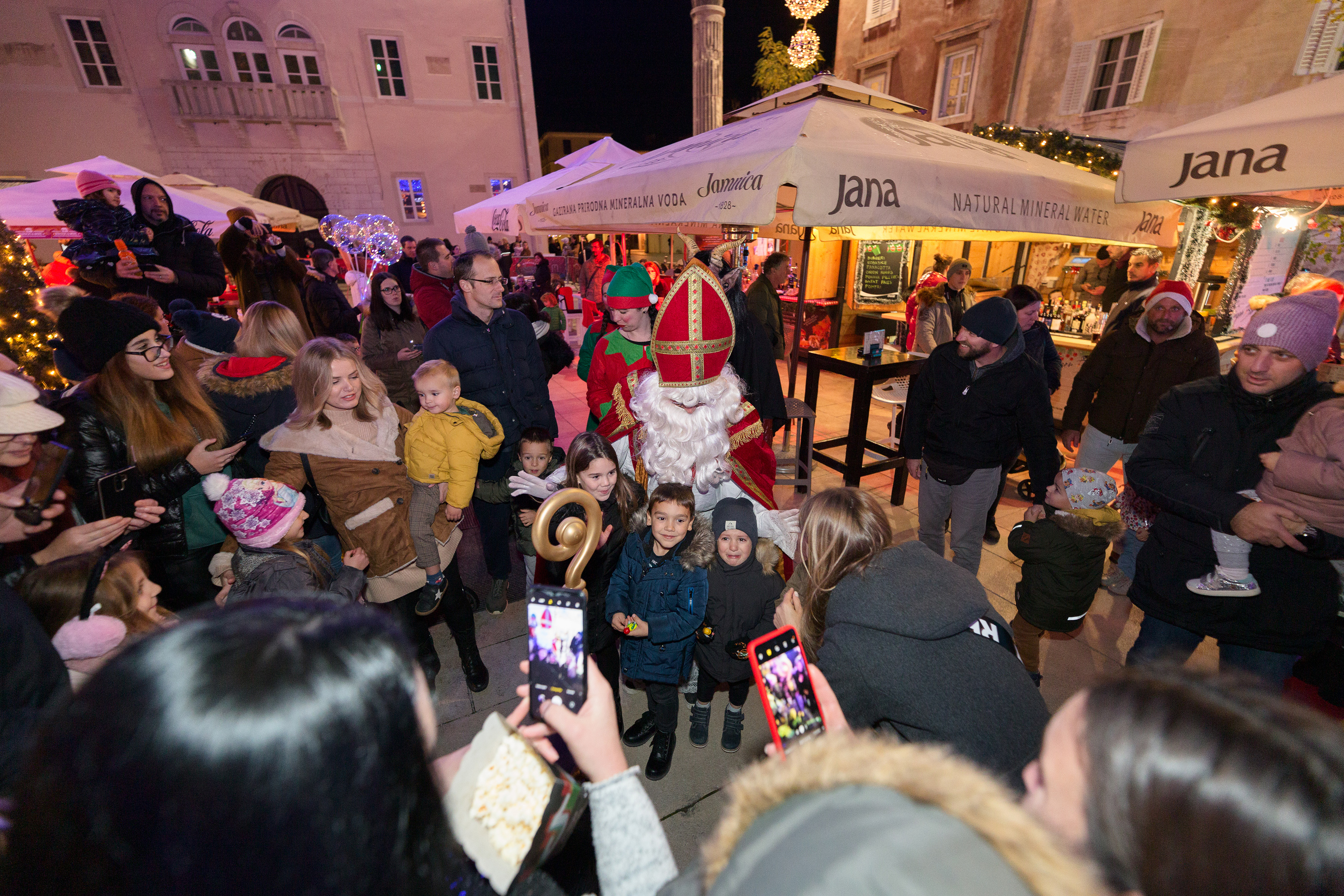 Sveti Nikola i bend Zaratino razveselili i zabavili posjetitelje Sveti Nikola i bend Zaratino razveselili i zabavili posjetitelje