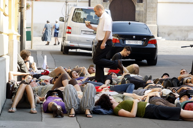 Zagreb, 130710.
Cirilometodska ulica.
Ispred gradske skupstine.
Udruge Zelena akcija i Pravo na grad organiziraju nastavak prosvjeda gradjana zbog gradnje ulazno-izlazne rampe u Varsavskoj za garazu Hoto grupe Tomislava Horvatincica.
Na slici: Prosvjednic Zagreb, 130710.
Cirilometodska ulica.
Ispred gradske skupstine.
Udruge Zelena akcija i Pravo na grad organiziraju nastavak prosvjeda gradjana zbog gradnje ulazno-izlazne rampe u Varsavskoj za garazu Hoto grupe Tomislava Horvatincica.
Na slici: Prosvjednic