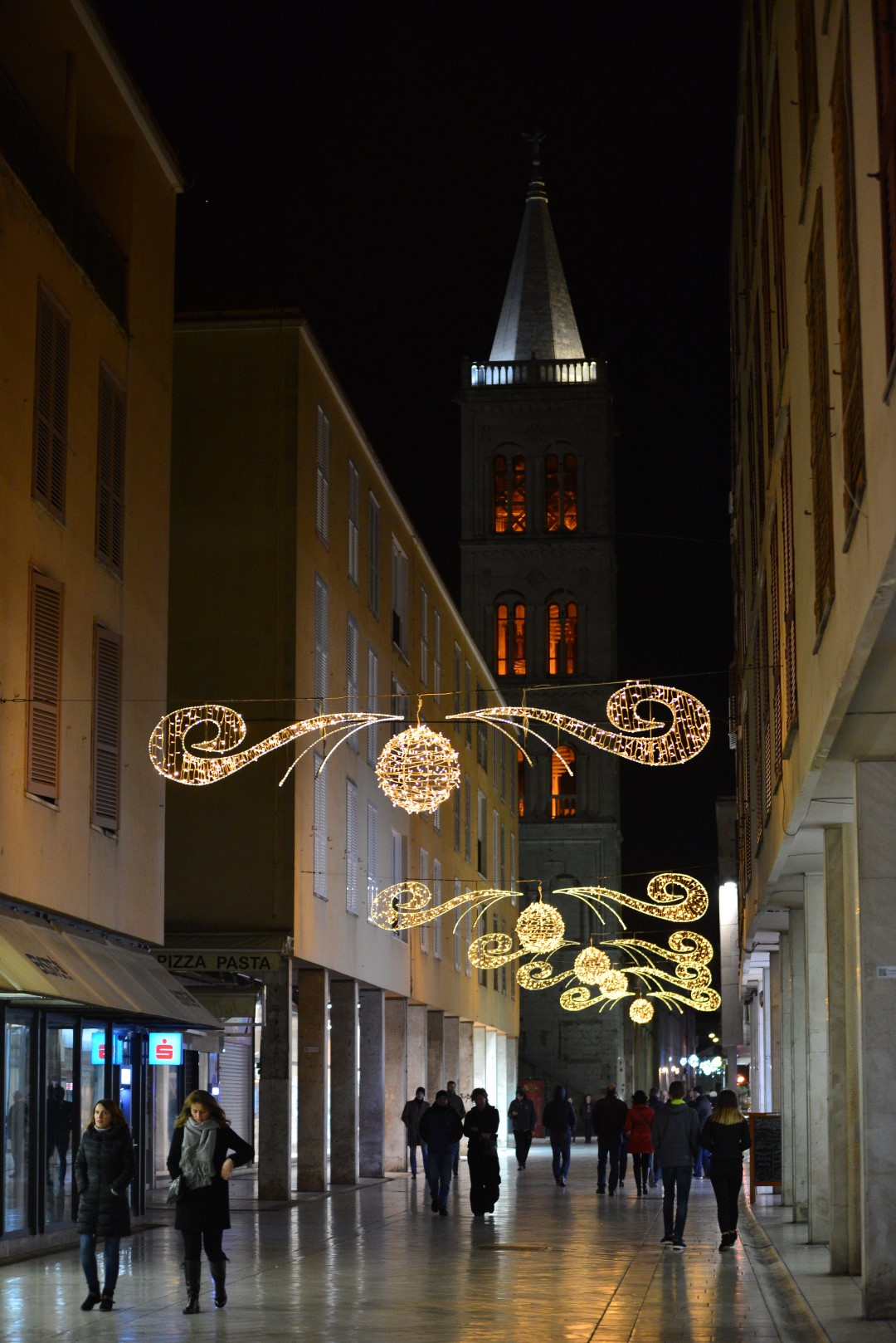 Advent u Zadru: Neno Belan i Fiumensi raspjevali i rasplesali i staro i mlado na Trgu Petra Zoranića Advent u Zadru: Neno Belan i Fiumensi raspjevali i rasplesali i staro i mlado na Trgu Petra Zoranića