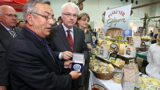 Zadar, 151010.
Predsjednik hrvatske Ivo Josipovic u sklopu posjeta Zadru obisao je i Eko etno sajam koji se ovog tjedna dogadja u dvorani na Visnjiku.Predsjednikje obisao sve izlagace (vise od 300) sa svakim se rukavao i skoro sa svakim slikao.
Na fotogra Zadar, 151010.
Predsjednik hrvatske Ivo Josipovic u sklopu posjeta Zadru obisao je i Eko etno sajam koji se ovog tjedna dogadja u dvorani na Visnjiku.Predsjednikje obisao sve izlagace (vise od 300) sa svakim se rukavao i skoro sa svakim slikao.
Na fotogra