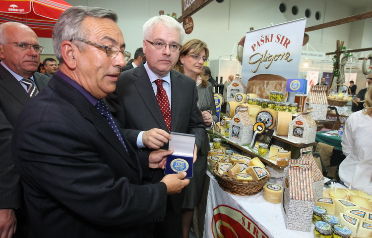 Zadar, 151010.
Predsjednik hrvatske Ivo Josipovic u sklopu posjeta Zadru obisao je i Eko etno sajam koji se ovog tjedna dogadja u dvorani na Visnjiku.Predsjednikje obisao sve izlagace (vise od 300) sa svakim se rukavao i skoro sa svakim slikao.
Na fotogra Zadar, 151010.
Predsjednik hrvatske Ivo Josipovic u sklopu posjeta Zadru obisao je i Eko etno sajam koji se ovog tjedna dogadja u dvorani na Visnjiku.Predsjednikje obisao sve izlagace (vise od 300) sa svakim se rukavao i skoro sa svakim slikao.
Na fotogra