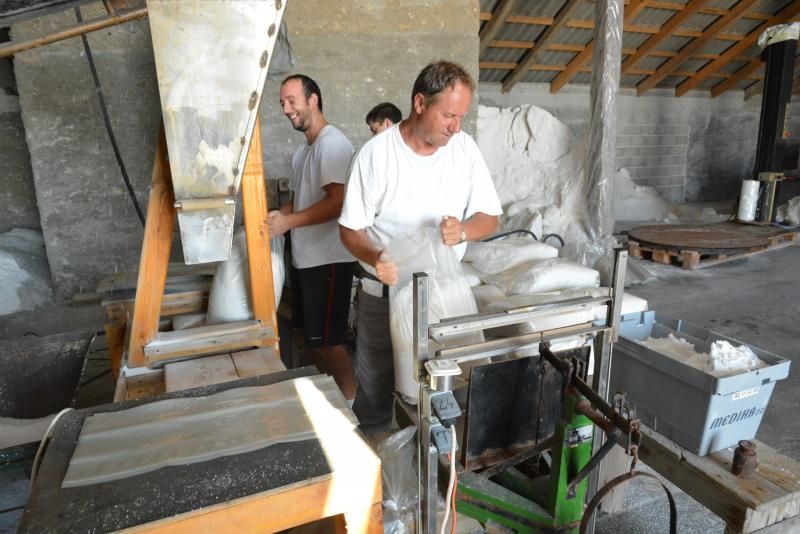 Nin – Povijesni gradic Nin pokraj Zadra za svoju prepoznatljivost ima nadaleko poznatu i najstariju hrvatsku solanu. Pod geslom “Prica o soli…” i dan danas se sol proizvodi na tradicionalan nacin. Photo: Damir Spehar/PIXSELL Nin – Povijesni gradic Nin pokraj Zadra za svoju prepoznatljivost ima nadaleko poznatu i najstariju hrvatsku solanu. Pod geslom “Prica o soli…” i dan danas se sol proizvodi na tradicionalan nacin. Photo: Damir Spehar/PIXSELL